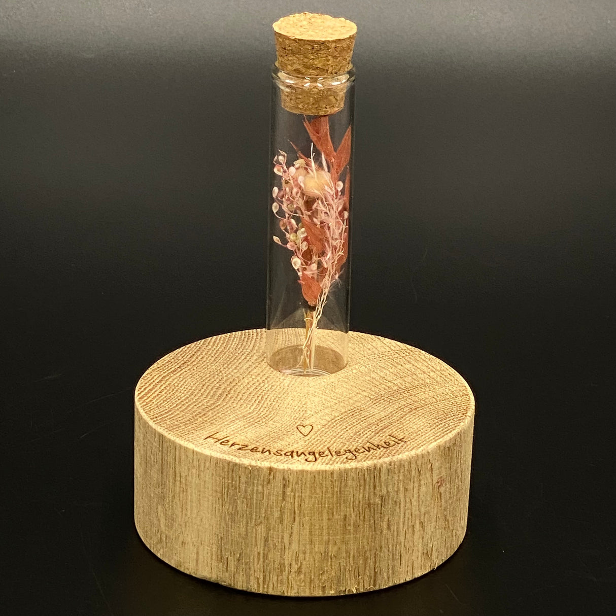 Runder Eichenholz-Block mit Lasergravur „Herzensangelegenheiten“.
Die Vase aus Reagenzglas fasst Trockenblumen in Blau oder Rosa.
Ideal als dekoratives Highlight für Zuhause, Büro oder Regal.
Ein individuelles Geschenk für Freunde, Partner oder Lieblingsmenschen.
Hochwertiges Holz und natürliche Materialien machen jedes Stück einzigartig.