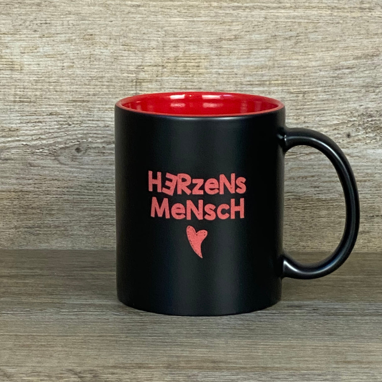 Die Keramik-Tasse „Herzensmensch“ kombiniert elegantes Design mit persönlicher Note. Schwarze Außenseite, farbige Innenseite, 350 ml Volumen, ca. Ø 8,2 × 9,6 cm. Lasergravur mit Herzmotiv und Wunschname macht die Tasse zu einem besonderen Geschenk. Ideal für Geburtstage, Muttertag, Valentinstag oder einfach als kleine Aufmerksamkeit für Freunde, Familie oder Kolleg:innen.