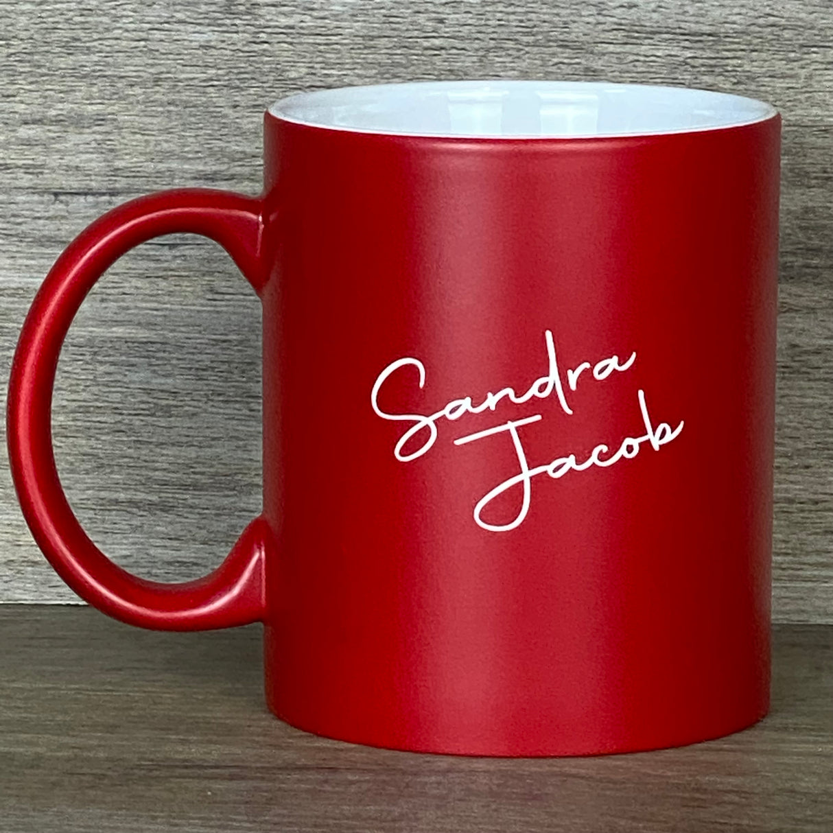 Dieses personalisierte Tassen-Set „Lehrer/in – Substantiv“ ist ein besonderes Geschenk für Pädagog:innen. Farbig gestaltete Außenseite, weiße Innenseite, 350 ml Volumen, Maße ca. Ø 8,2 × 9,6 cm. Lasergravur mit Definitionstext auf der Vorderseite, Rückseite optional mit Wunschnamen. Perfekt zum Abschied, Schuljahresende oder als liebevolle Anerkennung für den täglichen Einsatz im Klassenzimmer.