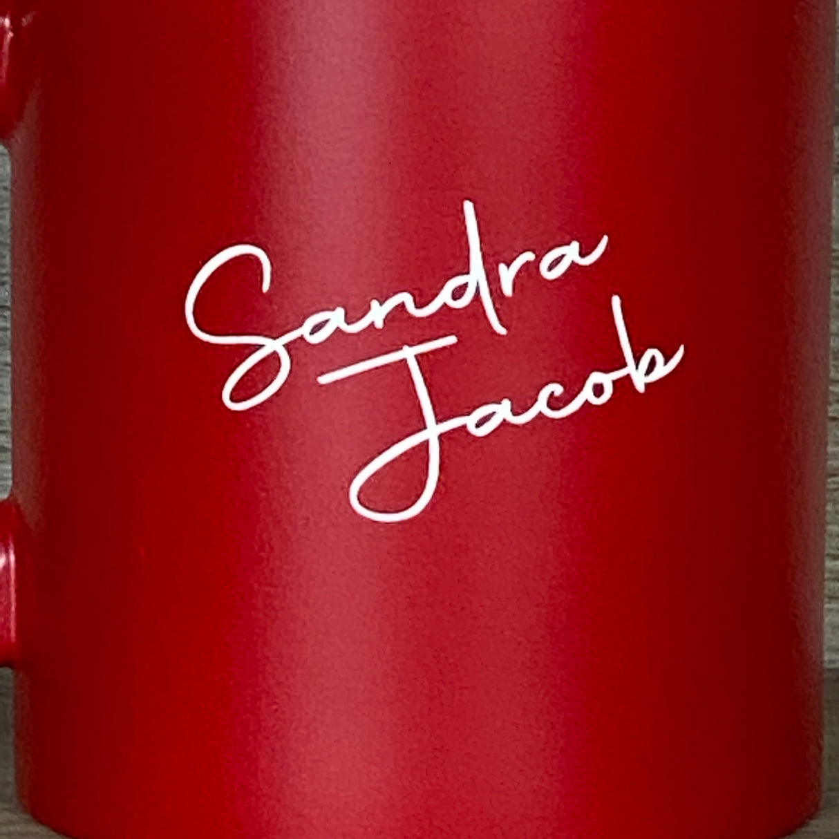 Dieses personalisierte Tassen-Set „Lehrer/in – Substantiv“ ist ein besonderes Geschenk für Pädagog:innen. Farbig gestaltete Außenseite, weiße Innenseite, 350 ml Volumen, Maße ca. Ø 8,2 × 9,6 cm. Lasergravur mit Definitionstext auf der Vorderseite, Rückseite optional mit Wunschnamen. Perfekt zum Abschied, Schuljahresende oder als liebevolle Anerkennung für den täglichen Einsatz im Klassenzimmer.