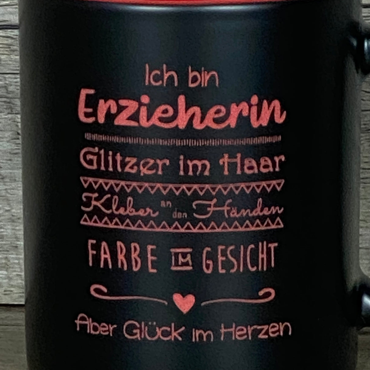 Dieses personalisierte Tassen-Set „Ich bin Erzieherin“ ist ein liebevolles Geschenk für Pädagoginnen. Vorderseite mit Spruch „Glück im Herzen“, Rückseite optional mit Wunschnamen. Fassungsvermögen 350 ml, Maße ca. Ø 8,2 × 9,6 cm, spülmaschinengeeignet. Schwarze Außenseite und farbige Innenseite machen sie zum Hingucker. Ideal als Dankeschön, zum Geburtstag oder Abschied – praktisch, persönlich und voller Charme.