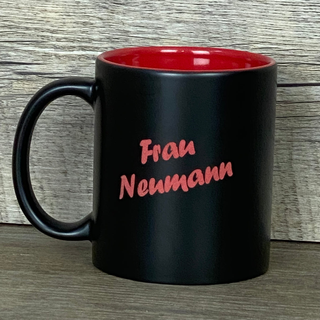 Diese personalisierte Keramik-Tasse „Ich bin Erzieherin“ bringt Farbe und Freude in den Alltag. Vorderseite mit liebevollem Spruch, Rückseite optional mit Wunschnamen personalisierbar. Fassungsvermögen 350 ml, Maße ca. Ø 8,2 × 9,6 cm, spülmaschinengeeignet. Schwarze Außenseite mit farbiger Innenseite sorgt für modernen Look. Perfektes Geschenk zum Geburtstag, Abschied oder einfach als Dankeschön für Erzieherinnen.