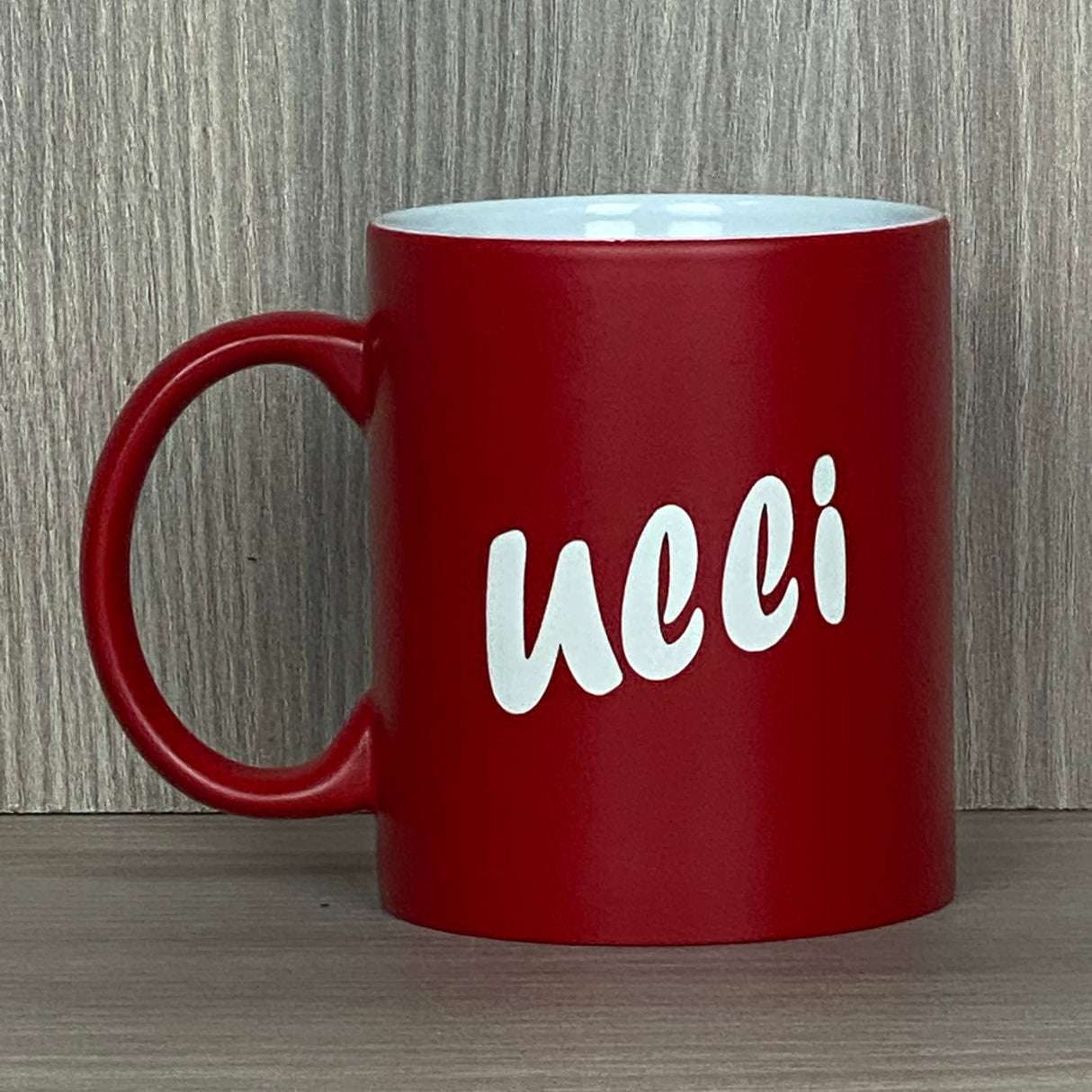 Die Keramik-Tasse für Erzieher:innen verbindet Stil mit Wertschätzung. Vorderseite mit Gravurtext „Superheld/in des Alltags“, Rückseite optional personalisiert. 350 ml Fassungsvermögen, handliche Größe ca. Ø 8,2 × 9,6 cm, Außenseite in sechs Farben wählbar. Perfekt für Kaffee, Tee oder Kakao und ein einzigartiges Geschenk für Abschied, Abschluss oder als Dankeschön für engagierte Pädagog:innen.