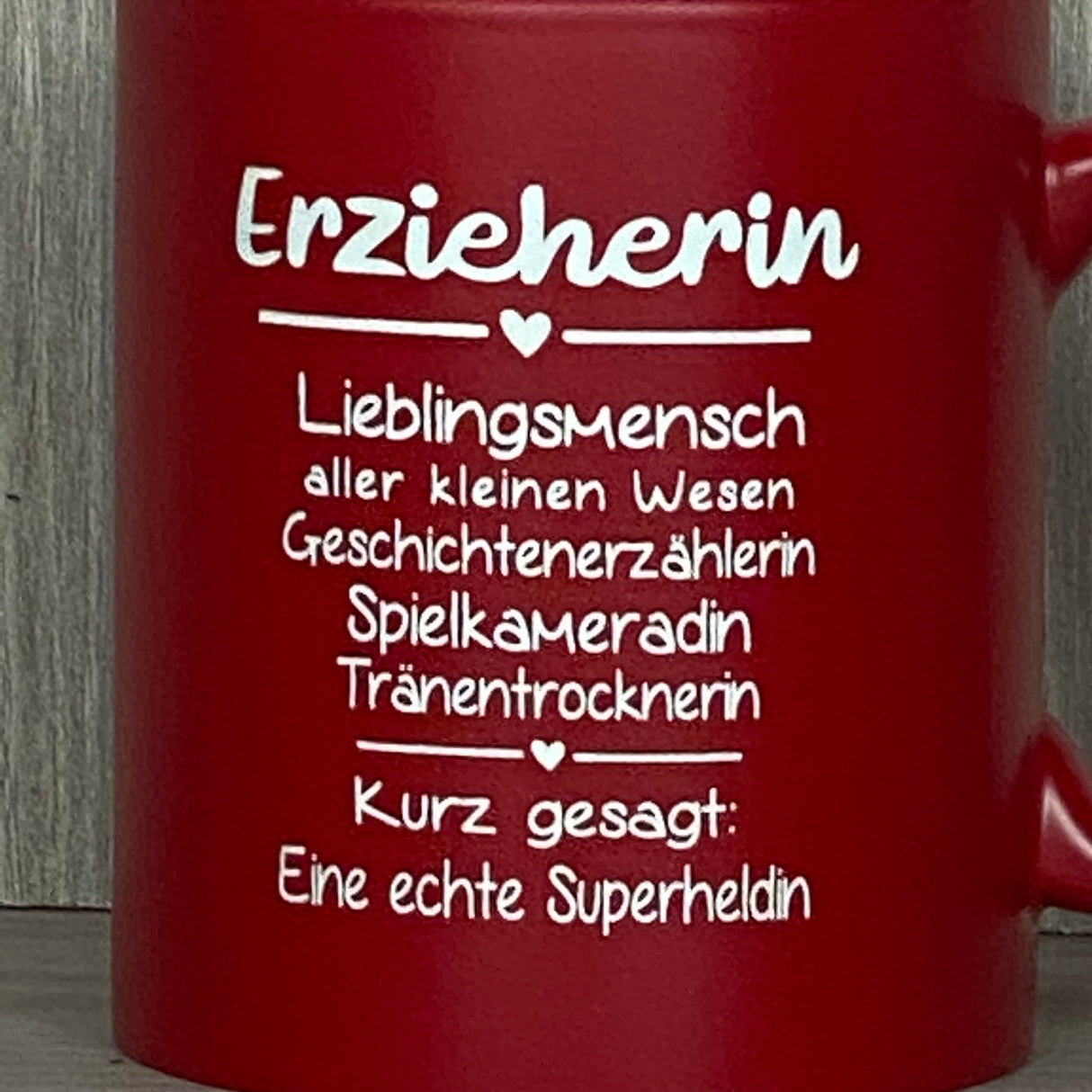 Dieses personalisierte Tassen-Set „Erzieher/in – Superheld/in des Alltags“ ist ein liebevolles Geschenk für pädagogische Fachkräfte. Vorderseite mit Gravur, Rückseite optional mit Name personalisiert. Fassungsvermögen 350 ml, ca. Ø 8,2 × 9,6 cm, farbige Außenseite für fröhlichen Akzent. Ideal als Geschenk zum Abschied, Geburtstag oder einfach als Anerkennung für die tägliche liebevolle Arbeit im Kindergarten.