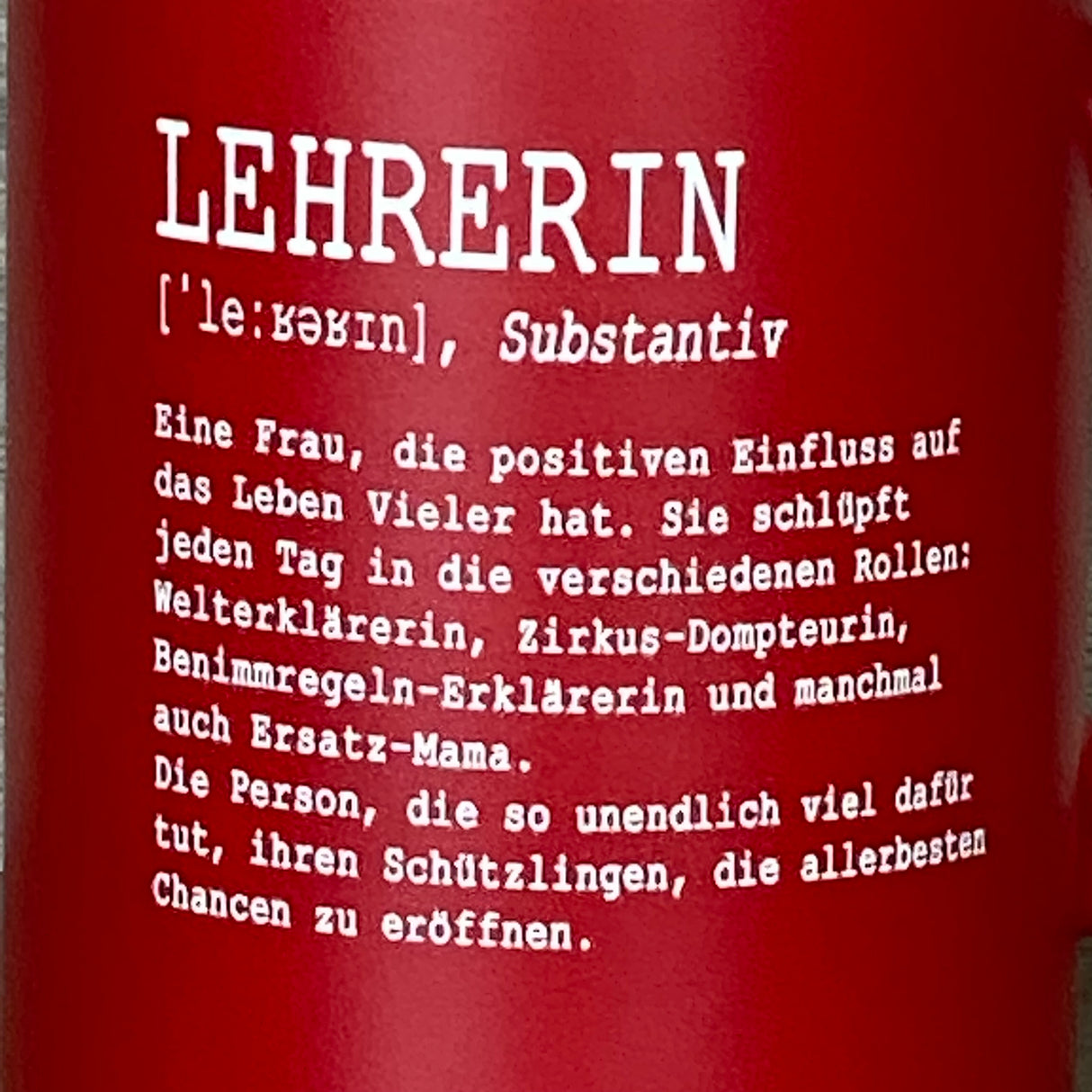 Die Keramik-Tasse „Lehrer/in – Substantiv“ kombiniert Stil und persönliche Botschaft. 350 ml Fassungsvermögen, ca. Ø 8,2 × 9,6 cm, weiße Innenseite, farbige Außenseite, handlich und spülmaschinengeeignet. Vorderseite mit Definitionstext, Rückseite optional mit Namen graviert. Ideal als Geschenk zum Schuljahresende, Abschied, Ruhestand oder einfach als Dankeschön für Lehrer und Lehrerinnen.