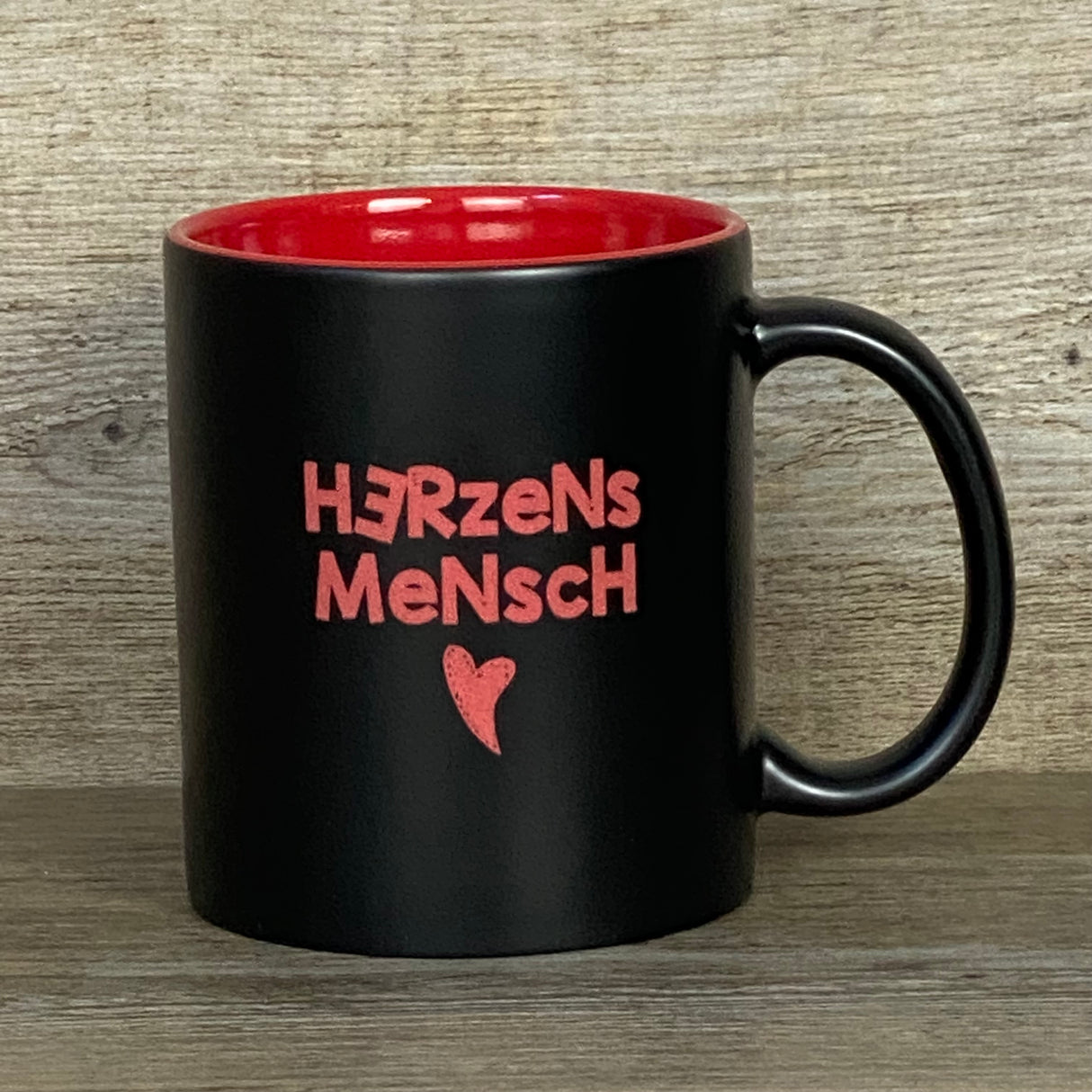 Die Keramik-Tasse „Herzensmensch“ kombiniert elegantes Design mit persönlicher Note. Schwarze Außenseite, farbige Innenseite, 350 ml Volumen, ca. Ø 8,2 × 9,6 cm. Lasergravur mit Herzmotiv und Wunschname macht die Tasse zu einem besonderen Geschenk. Ideal für Geburtstage, Muttertag, Valentinstag oder einfach als kleine Aufmerksamkeit für Freunde, Familie oder Kolleg:innen.