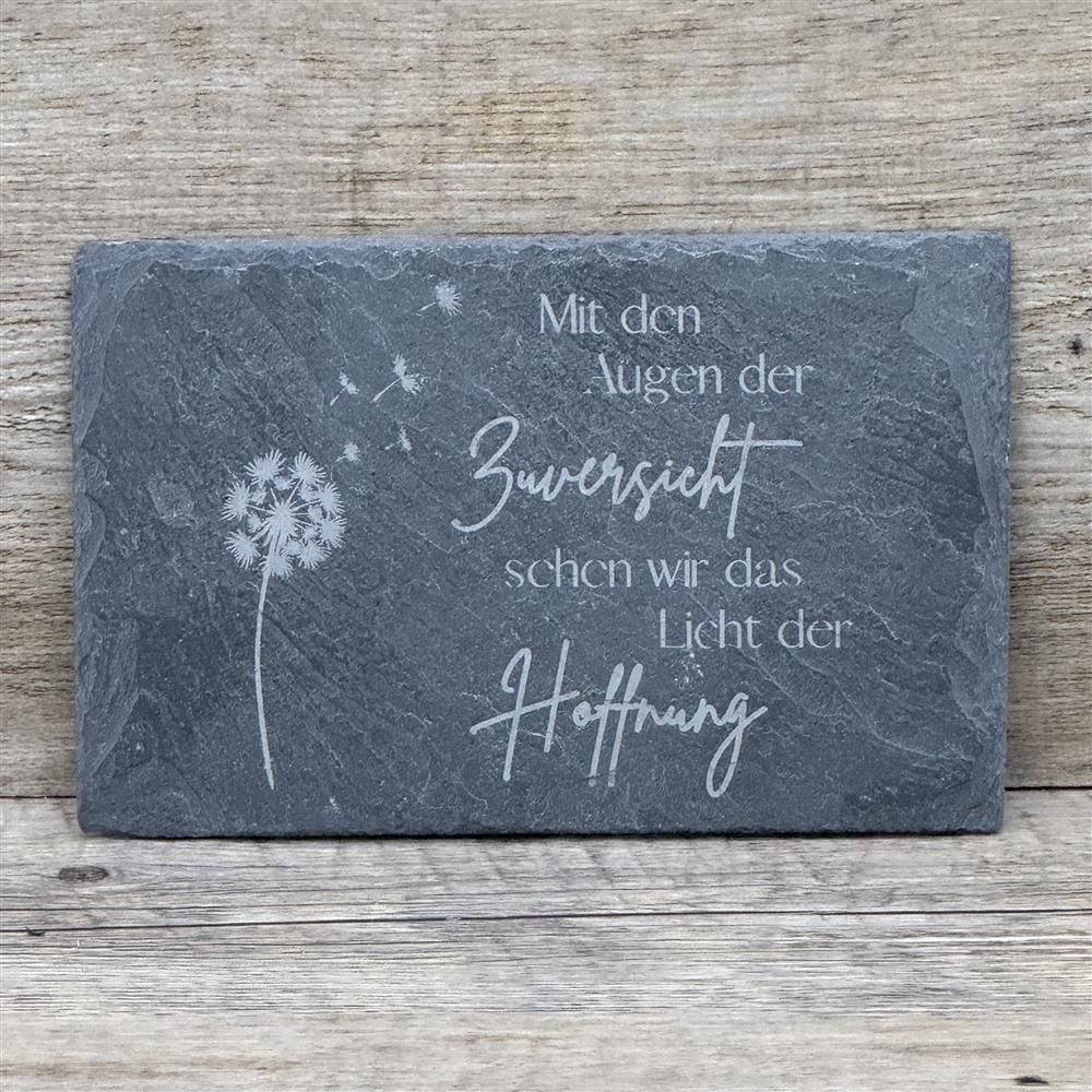 Diese personalisierte Gedenktafel aus Schiefer mit Spruch „Mit den Augen der Zuversicht“ ist ein liebevolles Andenken an verstorbene Angehörige. Die hochwertige Lasergravur bewahrt die Worte der Hoffnung und Trost. Ideal für Grabdekoration, Gedenkort oder als persönliches Erinnerungsstück. Ein zeitloses, stilvolles Geschenk für Trauernde, das Liebe und Erinnerung über den Tod hinaus ausdrückt.