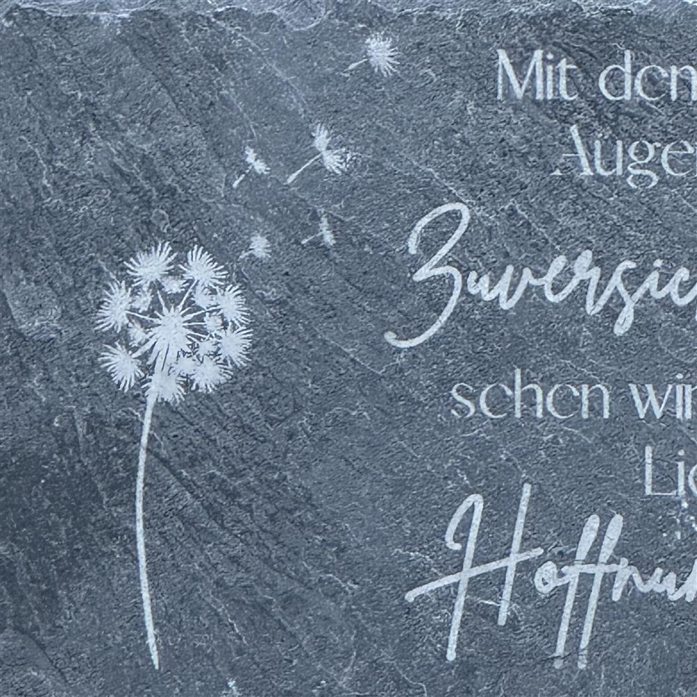 Diese personalisierte Gedenktafel aus Schiefer mit Spruch „Mit den Augen der Zuversicht“ ist ein liebevolles Andenken an verstorbene Angehörige. Die hochwertige Lasergravur bewahrt die Worte der Hoffnung und Trost. Ideal für Grabdekoration, Gedenkort oder als persönliches Erinnerungsstück. Ein zeitloses, stilvolles Geschenk für Trauernde, das Liebe und Erinnerung über den Tod hinaus ausdrückt.