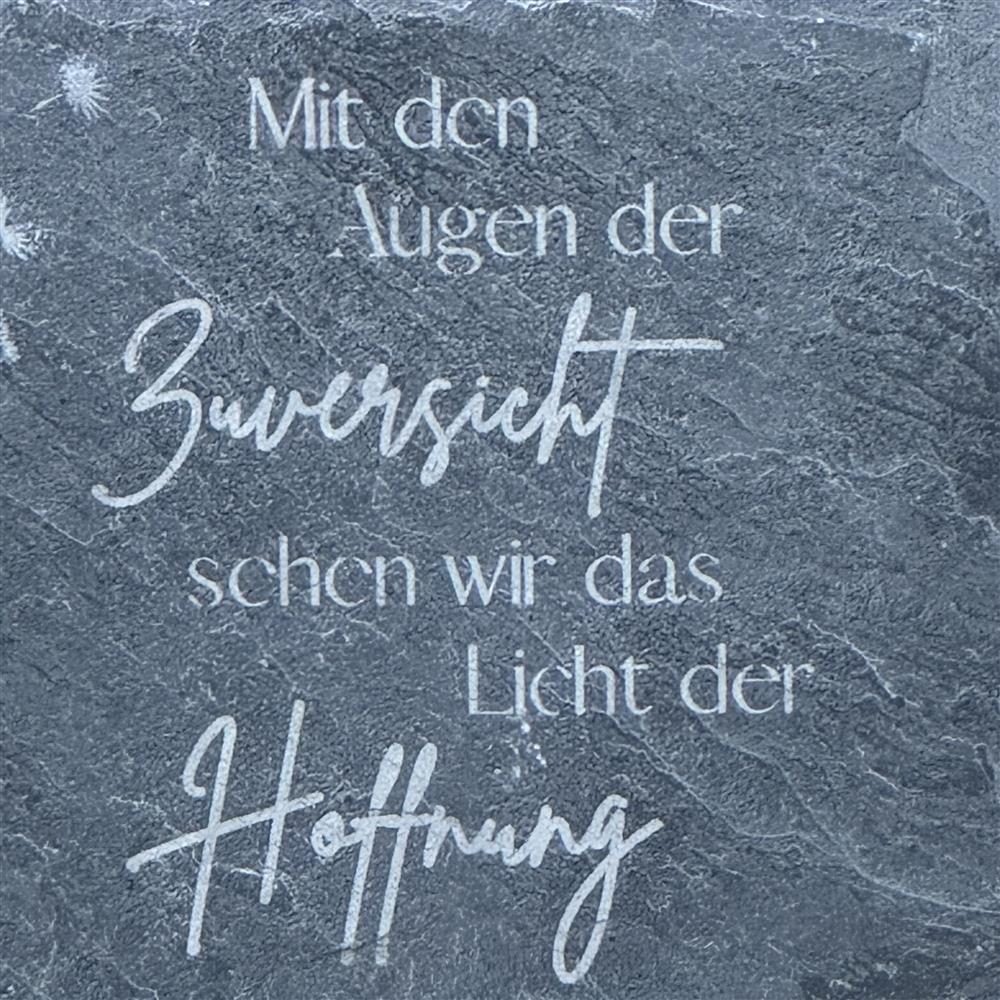 Ein stilles und persönliches Geschenk für Freunde oder Familie in der Trauer: die Schiefer-Gedenktafel mit Spruch „Mit den Augen der Zuversicht“. Die langlebige Lasergravur macht sie zu einem besonderen Andenken, das Trost spendet. Perfekt für Grabgestaltung, Gedenkplätze oder als Erinnerung zu Hause. Ein liebevolles, dekoratives Präsent voller Bedeutung und Wertschätzung.