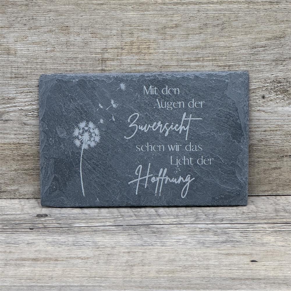 Diese elegante Schiefer-Gedenktafel eignet sich hervorragend als Geschenk von Vereinen, Teams oder Unternehmen für Trauernde oder Angehörige. Mit hochwertiger Lasergravur „Mit den Augen der Zuversicht“ wird sie zu einem symbolischen und persönlichen Andenken. Ideal für Grab, Gedenkort oder stille Erinnerung zu Hause. Ein zeitloses, dekoratives und tröstendes Geschenk, das Anteilnahme und Mitgefühl ausdrückt.