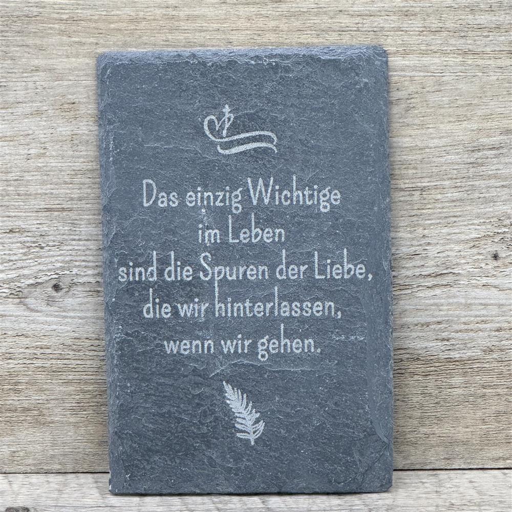 Diese personalisierte Gedenktafel aus Schiefer mit Spruch „Spuren der Liebe“ ist ein liebevolles Andenken an verstorbene Angehörige. Die hochwertige Lasergravur bewahrt die Worte der Erinnerung und Trost. Ideal für Grabdekoration, Gedenkort oder als persönliches Erinnerungsstück zu Hause. Ein stilvolles, zeitloses Geschenk für Trauernde, das die bleibende Liebe auf besondere Weise würdigt.