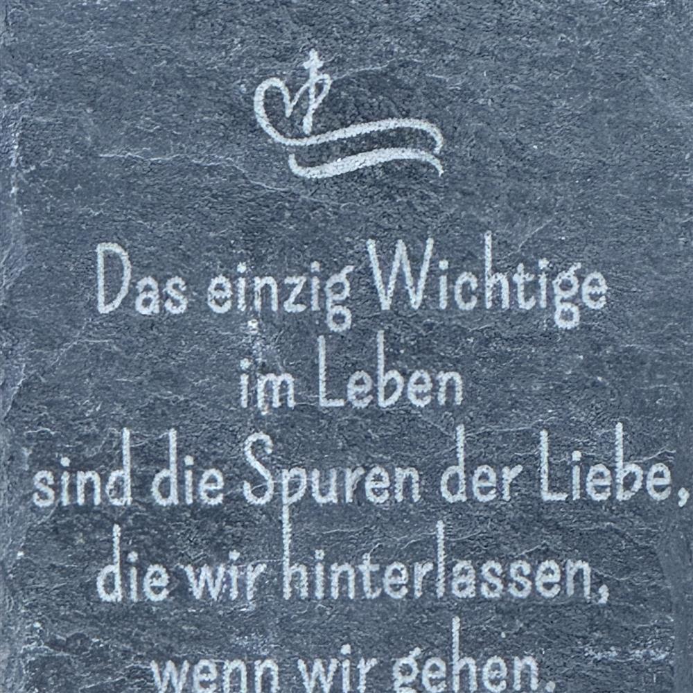 Diese personalisierte Gedenktafel aus Schiefer mit Spruch „Spuren der Liebe“ ist ein liebevolles Andenken an verstorbene Angehörige. Die hochwertige Lasergravur bewahrt die Worte der Erinnerung und Trost. Ideal für Grabdekoration, Gedenkort oder als persönliches Erinnerungsstück zu Hause. Ein stilvolles, zeitloses Geschenk für Trauernde, das die bleibende Liebe auf besondere Weise würdigt.