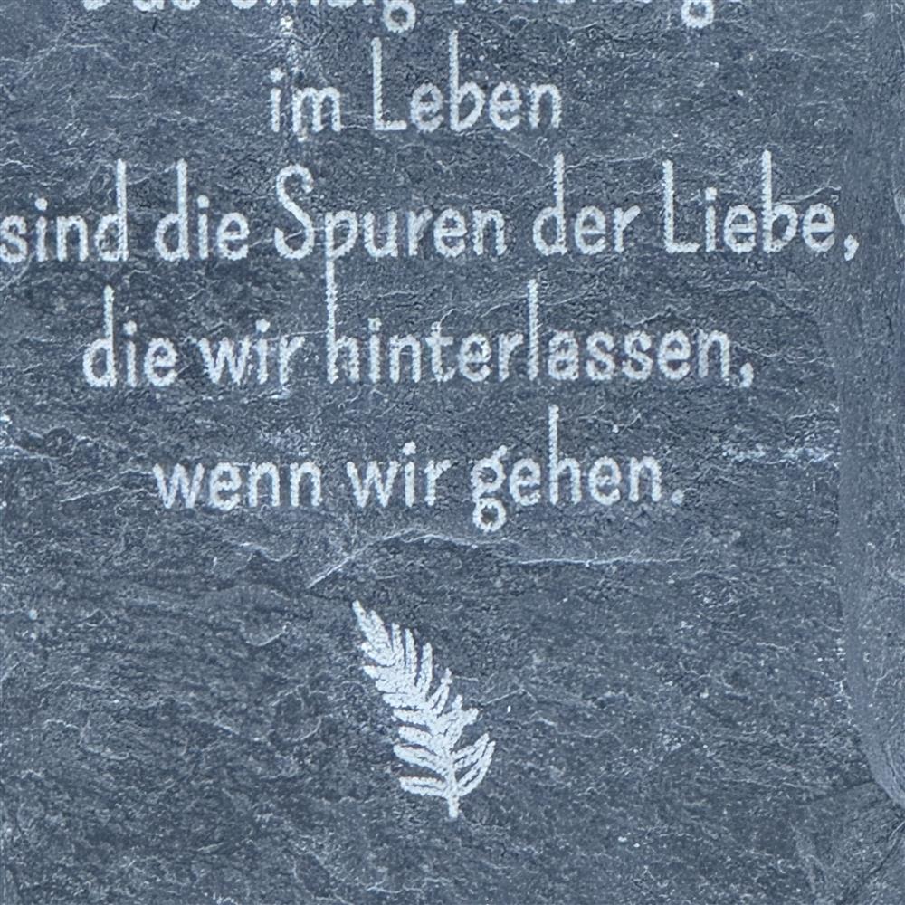 Ein stilles und persönliches Geschenk für Freunde oder Familie in der Trauer: die Schiefer-Gedenktafel mit Spruch „Spuren der Liebe“. Die langlebige Gravur macht sie zu einem besonderen Andenken, das Trost spendet und Verbundenheit zeigt. Perfekt für Grabgestaltung, Gedenkplätze oder als liebevolle Erinnerung zu Hause. Ein dekoratives Präsent voller Mitgefühl und Wertschätzung.