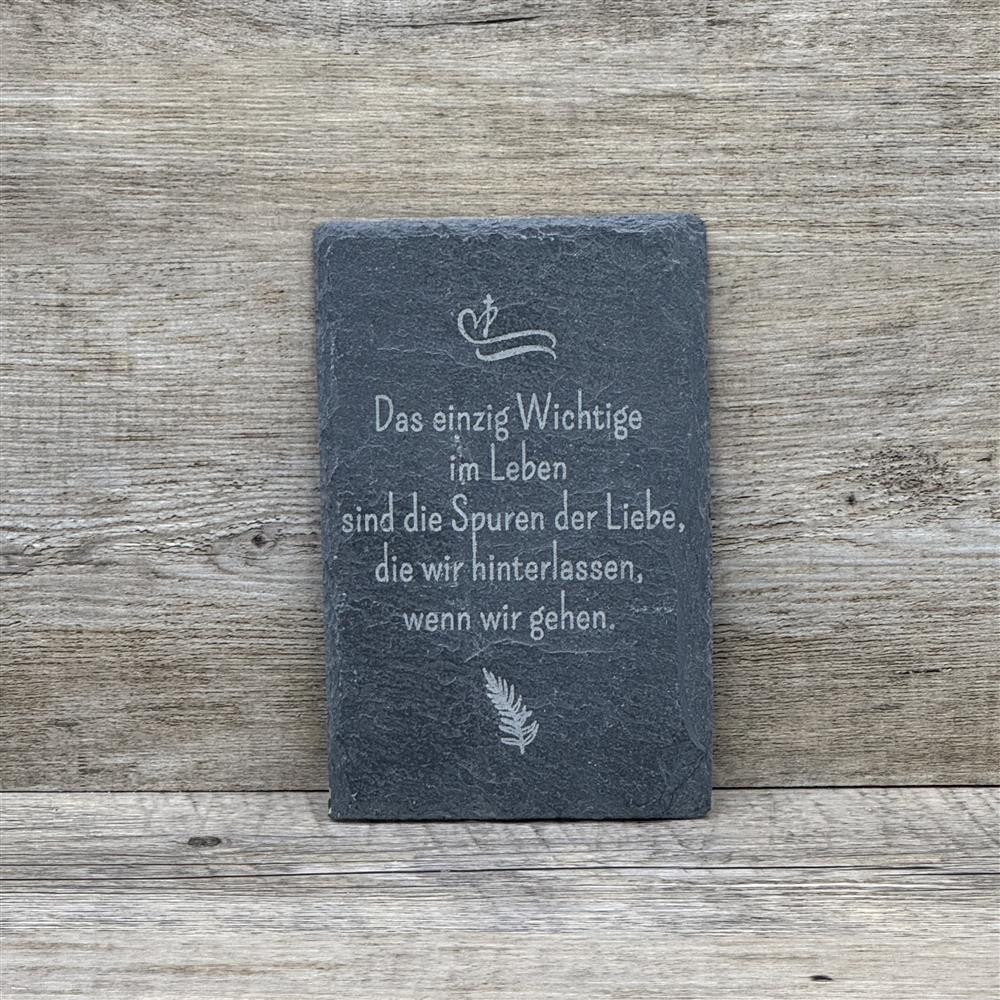 Diese elegante Schiefer-Gedenktafel eignet sich hervorragend als Geschenk von Vereinen, Teams oder Unternehmen für Trauernde oder Angehörige. Mit Gravur „Spuren der Liebe“ wird sie zu einem symbolischen und persönlichen Andenken. Ideal für Grab, Gedenkort oder stille Erinnerung im Haus. Ein zeitloses, dekoratives und tröstendes Geschenk, das Anteilnahme und Erinnerung liebevoll ausdrückt.