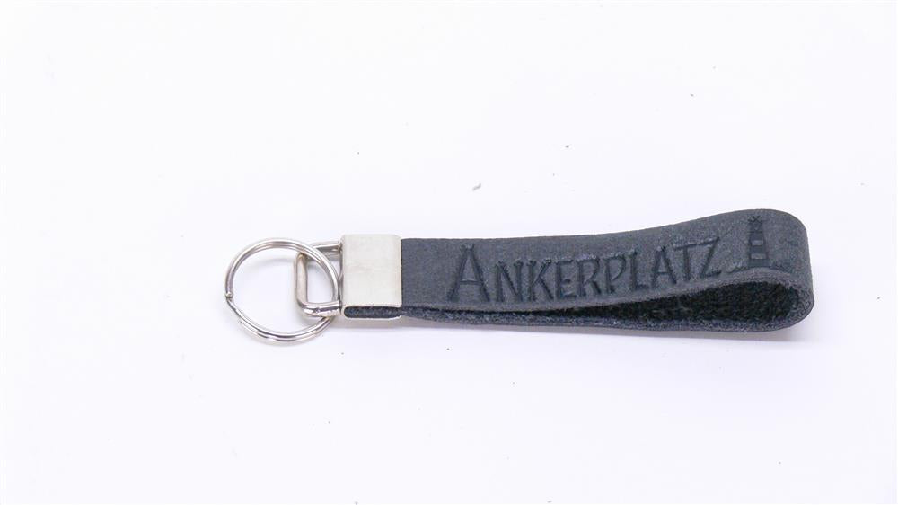 Ein charmantes Geschenk für Paare oder Freunde: das Leder-Schlüsselband „Ankerplatz“ mit Blindprägung und optionalem Wunschnamen auf dem Metallverschluss. Praktisch, hochwertig und stilvoll, erinnert es täglich an Heimat, Liebe und Verbundenheit. Perfekt als Präsent zu Geburtstagen, Jahrestagen oder einfach als kleine Aufmerksamkeit.