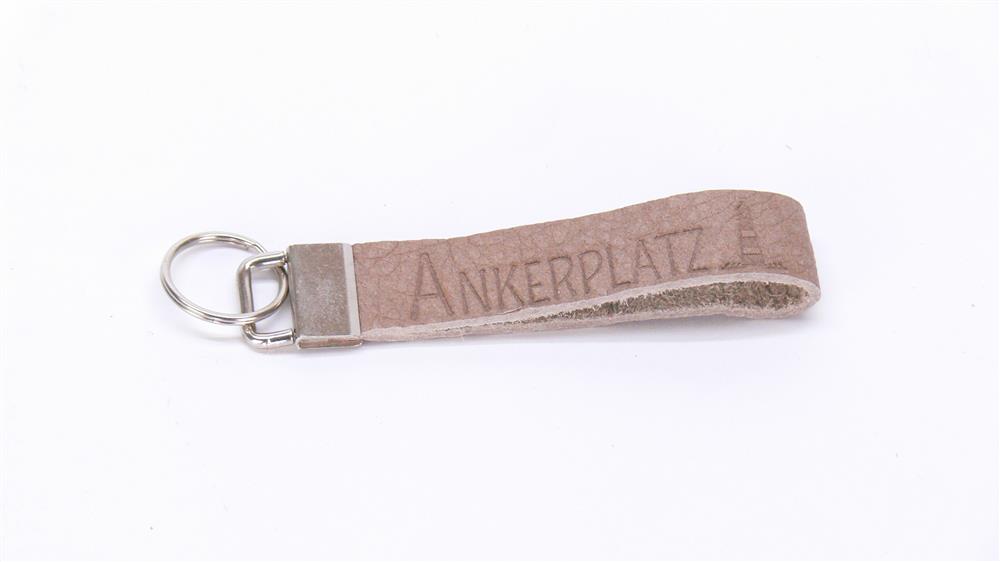 Ein charmantes Geschenk für Paare oder Freunde: das Leder-Schlüsselband „Ankerplatz“ mit Blindprägung und optionalem Wunschnamen auf dem Metallverschluss. Praktisch, hochwertig und stilvoll, erinnert es täglich an Heimat, Liebe und Verbundenheit. Perfekt als Präsent zu Geburtstagen, Jahrestagen oder einfach als kleine Aufmerksamkeit.