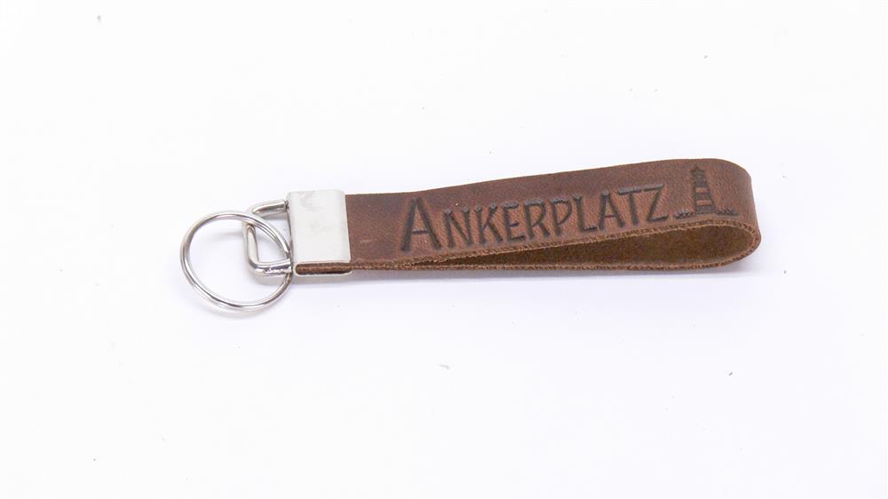 Ein charmantes Geschenk für Paare oder Freunde: das Leder-Schlüsselband „Ankerplatz“ mit Blindprägung und optionalem Wunschnamen auf dem Metallverschluss. Praktisch, hochwertig und stilvoll, erinnert es täglich an Heimat, Liebe und Verbundenheit. Perfekt als Präsent zu Geburtstagen, Jahrestagen oder einfach als kleine Aufmerksamkeit.