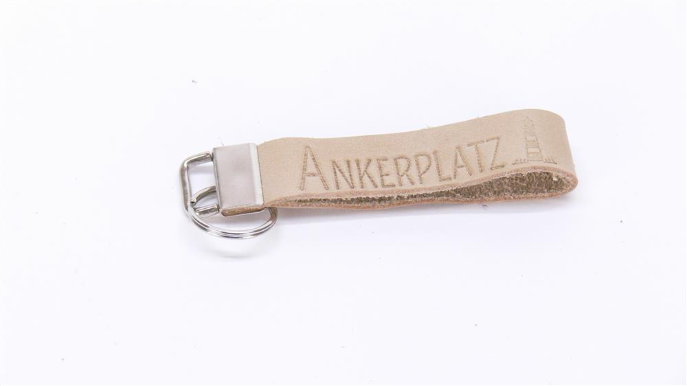 Ein charmantes Geschenk für Paare oder Freunde: das Leder-Schlüsselband „Ankerplatz“ mit Blindprägung und optionalem Wunschnamen auf dem Metallverschluss. Praktisch, hochwertig und stilvoll, erinnert es täglich an Heimat, Liebe und Verbundenheit. Perfekt als Präsent zu Geburtstagen, Jahrestagen oder einfach als kleine Aufmerksamkeit.