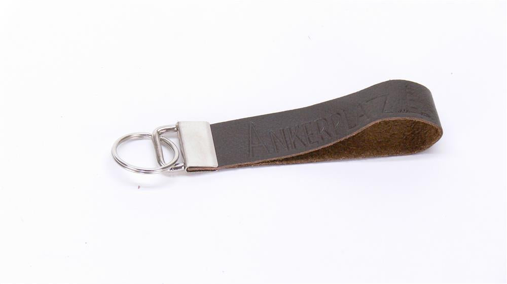 Ein charmantes Geschenk für Paare oder Freunde: das Leder-Schlüsselband „Ankerplatz“ mit Blindprägung und optionalem Wunschnamen auf dem Metallverschluss. Praktisch, hochwertig und stilvoll, erinnert es täglich an Heimat, Liebe und Verbundenheit. Perfekt als Präsent zu Geburtstagen, Jahrestagen oder einfach als kleine Aufmerksamkeit.