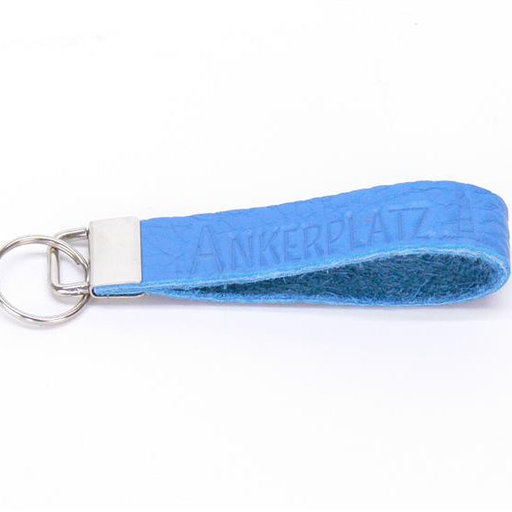 Dieses stilvolle Echtleder-Schlüsselband „Ankerplatz“ ist ein perfektes Geschenk für Familie oder Freunde, die das Meer lieben. Die maritime Blindprägung mit Herz & Anker vermittelt Heimatgefühl, während eine personalisierte Gravur den Metallverschluss zu einem besonderen Unikat macht. Handlich, robust und elegant – ideal für Schlüsselbund oder Tasche. Ein maritimes Geschenk voller Liebe und Stil.