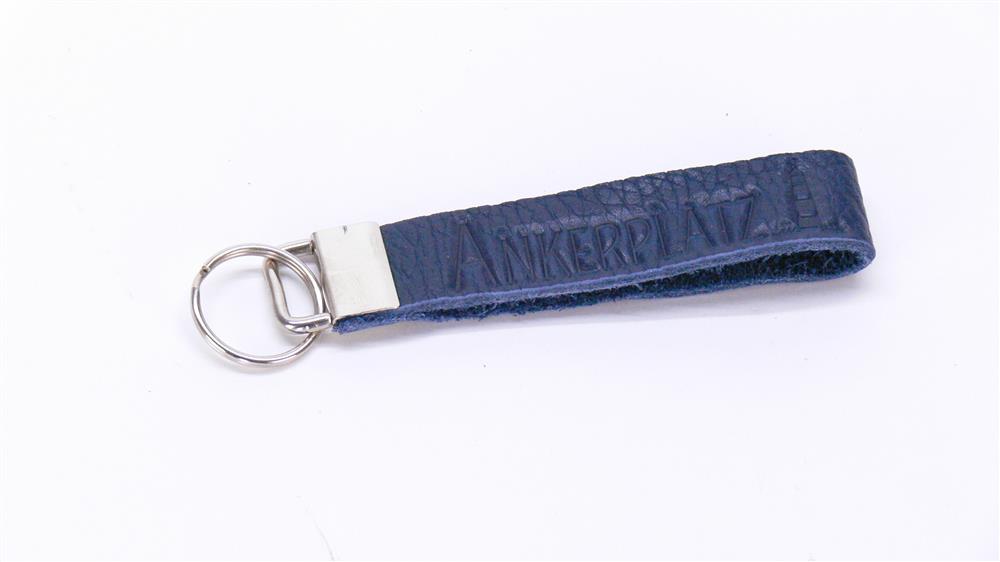 Dieses stilvolle Echtleder-Schlüsselband „Ankerplatz“ ist ein perfektes Geschenk für Familie oder Freunde, die das Meer lieben. Die maritime Blindprägung mit Herz & Anker vermittelt Heimatgefühl, während eine personalisierte Gravur den Metallverschluss zu einem besonderen Unikat macht. Handlich, robust und elegant – ideal für Schlüsselbund oder Tasche. Ein maritimes Geschenk voller Liebe und Stil.