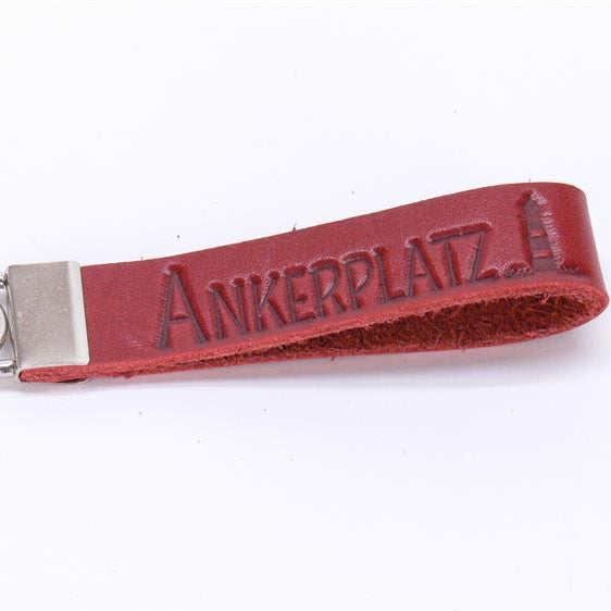 Dieses stilvolle Echtleder-Schlüsselband „Ankerplatz“ ist ein perfektes Geschenk für Familie oder Freunde, die das Meer lieben. Die maritime Blindprägung mit Herz & Anker vermittelt Heimatgefühl, während eine personalisierte Gravur den Metallverschluss zu einem besonderen Unikat macht. Handlich, robust und elegant – ideal für Schlüsselbund oder Tasche. Ein maritimes Geschenk voller Liebe und Stil.