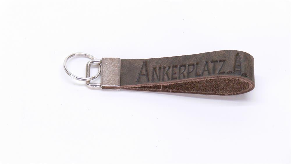 Dieses stilvolle Echtleder-Schlüsselband „Ankerplatz“ ist ein perfektes Geschenk für Familie oder Freunde, die das Meer lieben. Die maritime Blindprägung mit Herz & Anker vermittelt Heimatgefühl, während eine personalisierte Gravur den Metallverschluss zu einem besonderen Unikat macht. Handlich, robust und elegant – ideal für Schlüsselbund oder Tasche. Ein maritimes Geschenk voller Liebe und Stil.
