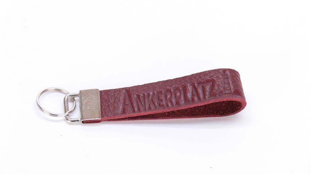 Dieses stilvolle Echtleder-Schlüsselband „Ankerplatz“ ist ein perfektes Geschenk für Familie oder Freunde, die das Meer lieben. Die maritime Blindprägung mit Herz & Anker vermittelt Heimatgefühl, während eine personalisierte Gravur den Metallverschluss zu einem besonderen Unikat macht. Handlich, robust und elegant – ideal für Schlüsselbund oder Tasche. Ein maritimes Geschenk voller Liebe und Stil.