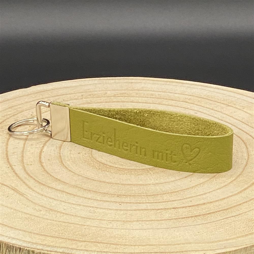 Grünes Leder-Schlüsselband mit Gravur ‚Erzieherin mit Herz‘ und stabilem Metallverschluss – ideales Geschenk für Kita-Erzieherinnen.