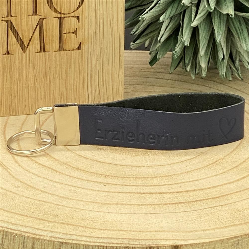 Handgefertigter Schlüsselanhänger aus Echtleder mit Blindprägung ‚Erzieherin mit Herz‘ – personalisierbares Geschenk zum Abschied.