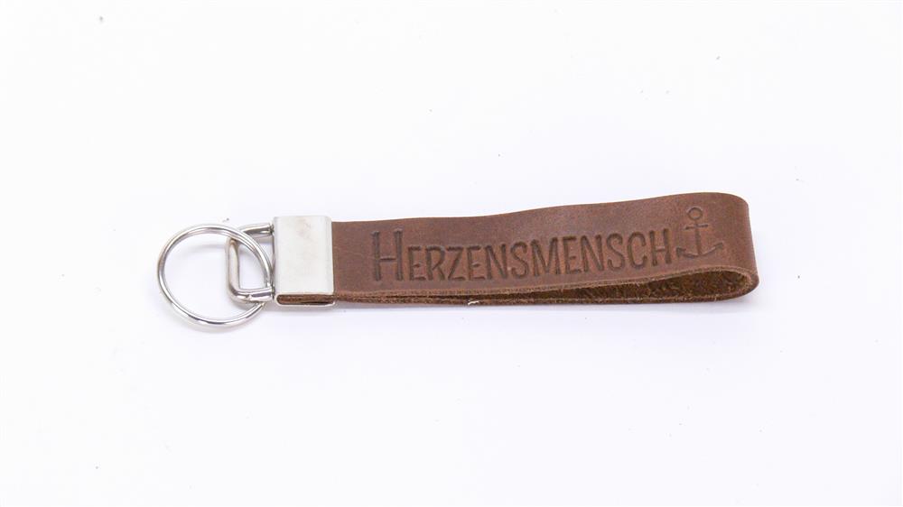 Ein besonderes Geschenk für die liebsten Menschen: das Leder-Schlüsselband „Herzensmensch“ mit Blindprägung und optionaler Gravur. Praktisch, hochwertig und symbolträchtig erinnert es täglich an Liebe, Freundschaft und Verbundenheit. Ideal zu Geburtstagen, Jahrestagen oder als kleine Aufmerksamkeit zwischendurch.