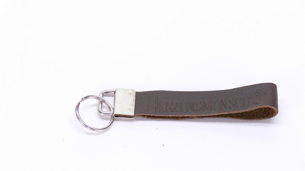 Ein besonderes Geschenk für die liebsten Menschen: das Leder-Schlüsselband „Herzensmensch“ mit Blindprägung und optionaler Gravur. Praktisch, hochwertig und symbolträchtig erinnert es täglich an Liebe, Freundschaft und Verbundenheit. Ideal zu Geburtstagen, Jahrestagen oder als kleine Aufmerksamkeit zwischendurch.