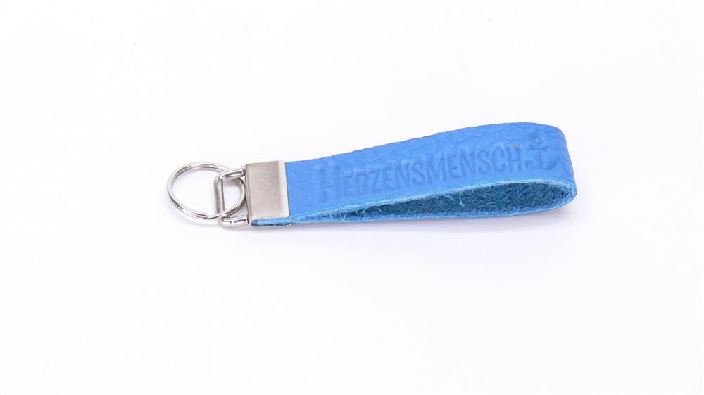 Dieses Echtleder-Schlüsselband „Herzensmensch“ ist ein liebevolles Geschenk für Partner, Freunde oder Familie. Die edle Blindprägung und die Möglichkeit zur Gravur auf dem Metallverschluss machen es zu einem persönlichen, stilvollen Alltagsbegleiter. Robust, handlich und elegant – perfekt als Zeichen von Wertschätzung und Zuneigung zu jedem Anlass.