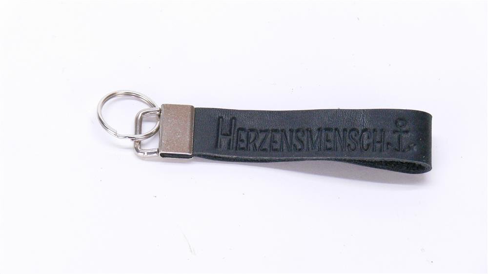 Dieses stilvolle Leder-Schlüsselband eignet sich auch als Geschenk von Teams, Vereinen oder Kollegen für besondere Herzensmenschen. Mit Blindprägung „Herzensmensch“ und personalisierbarem Metallverschluss wird es zu einem exklusiven, persönlichen Präsent. Robust, elegant und voller Symbolkraft – ein Geschenk, das Herz zeigt.