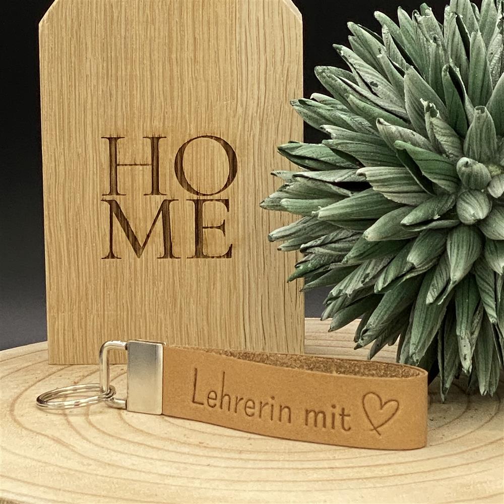 Hellbraunes Schlüsselband Leder mit Gravur ‚Lehrerin mit Herz‘ – stilvolles Geschenk für Lehrerinnen und Pädagogen.