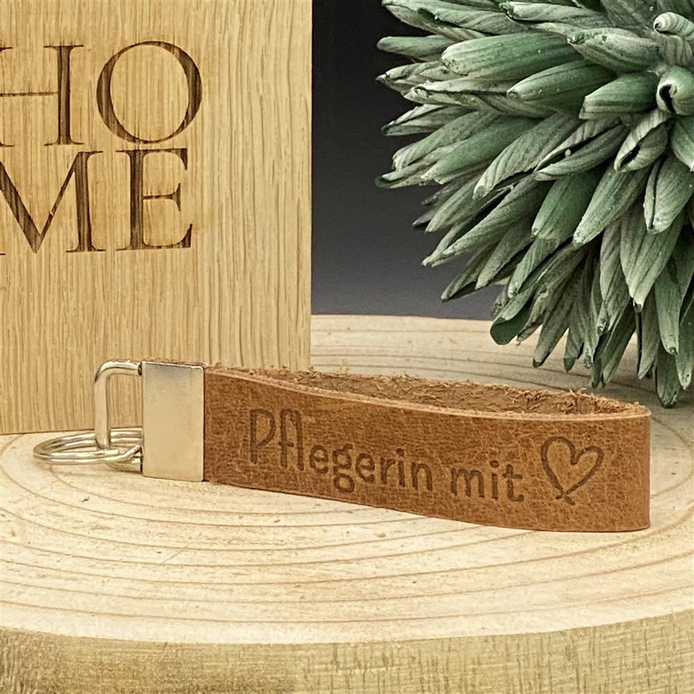 Edles Schlüsselband aus Echtleder in Braun mit Aufschrift ‚Pflegerin mit Herz‘ – personalisierbarer Schlüsselanhänger für Pflegeberufe.