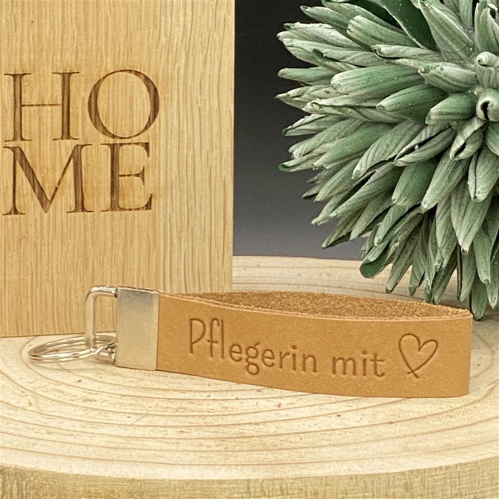 Edles Schlüsselband aus Echtleder in Hellbraun mit Aufschrift ‚Pflegerin mit Herz‘ – personalisierbarer Schlüsselanhänger für Pflegeberufe.
