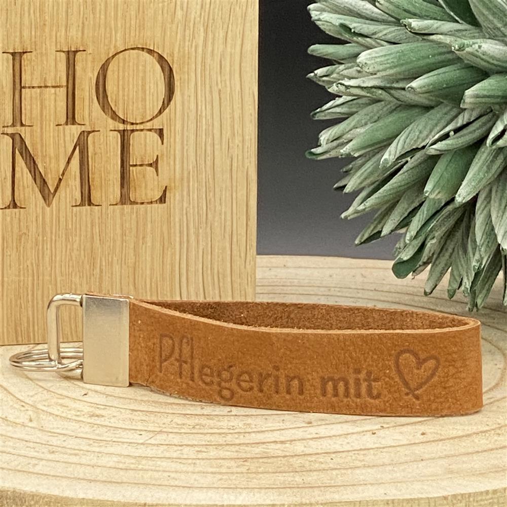 Edles Schlüsselband aus Echtleder in Braun mit Aufschrift ‚Pflegerin mit Herz‘ – personalisierbarer Schlüsselanhänger für Pflegeberufe.