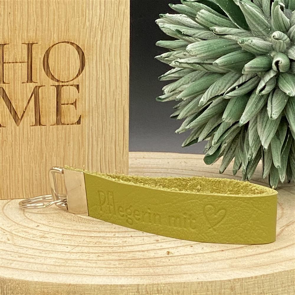 Hochwertiger Schlüsselanhänger aus Leder mit Herz-Prägung ‚Pflegerin mit Herz‘ – ideales Dankeschön für Pflegekräfte.