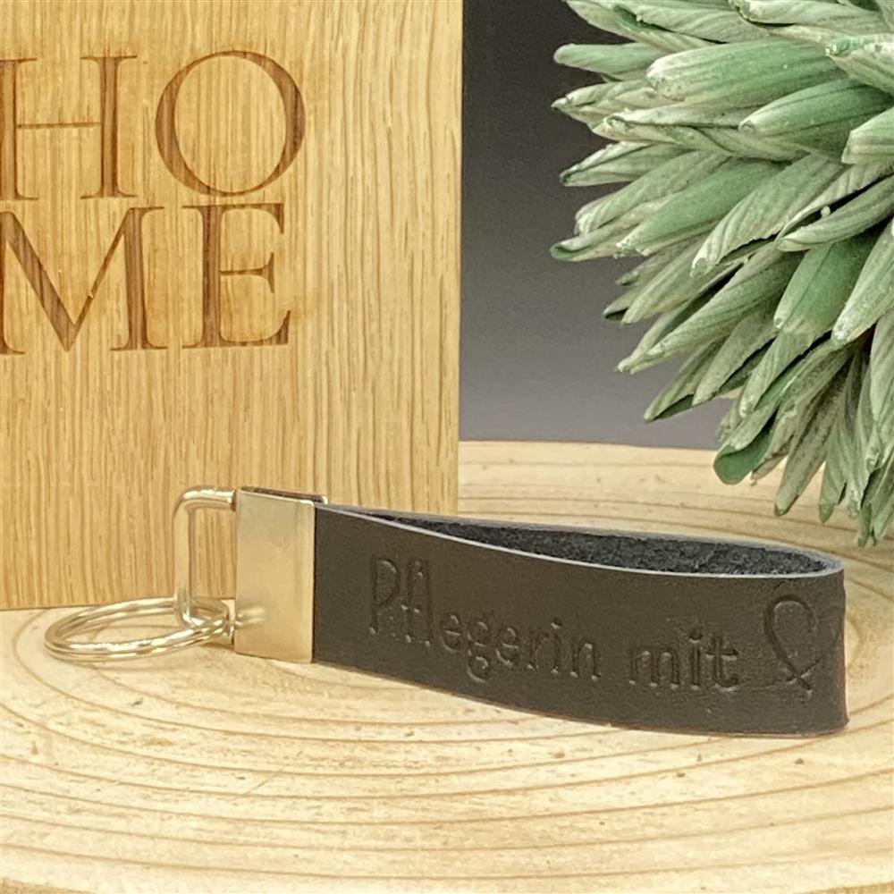 Edles Schlüsselband aus Echtleder in schwarz mit Aufschrift ‚Pflegerin mit Herz‘ – personalisierbarer Schlüsselanhänger für Pflegeberufe.