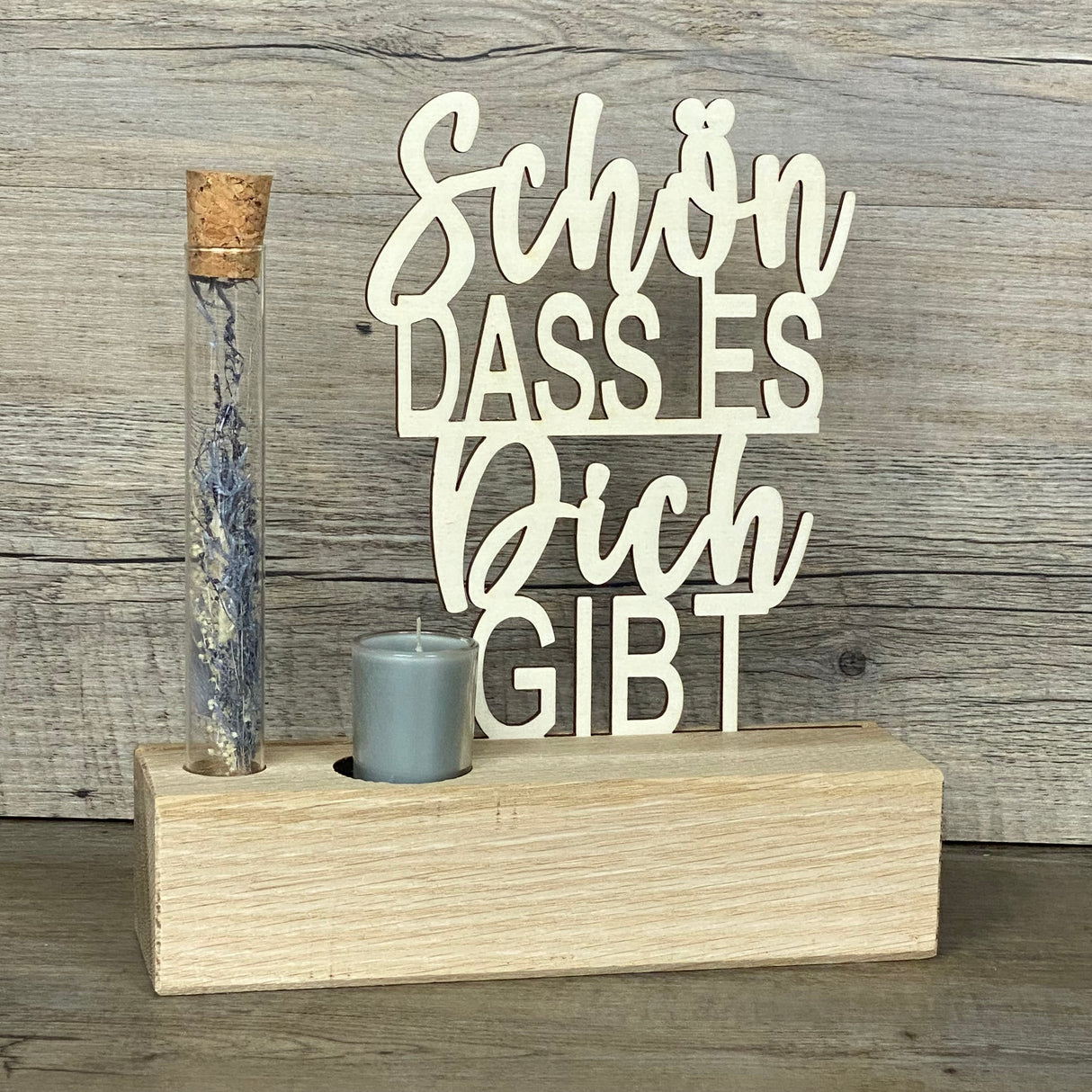 Deko-Aufsteller Deluxe aus Eichenholz mit Schriftzug „Schön, dass es dich gibt“.
Inklusive Reagenzglas mit Trockenblumen und Kerze – in Blau oder Rot erhältlich.
Personalisierbar mit Namen, Daten oder Koordinaten für ein einzigartiges Unikat.
Maße: ca. 20 x 6 x 5 cm, Schriftzug ca. 14 x 18 cm – hochwertig verarbeitet.
Perfektes Geschenk für Freundin, Mama oder Lieblingsmenschen zu Geburtstag, Muttertag oder besonderen Anlässen.