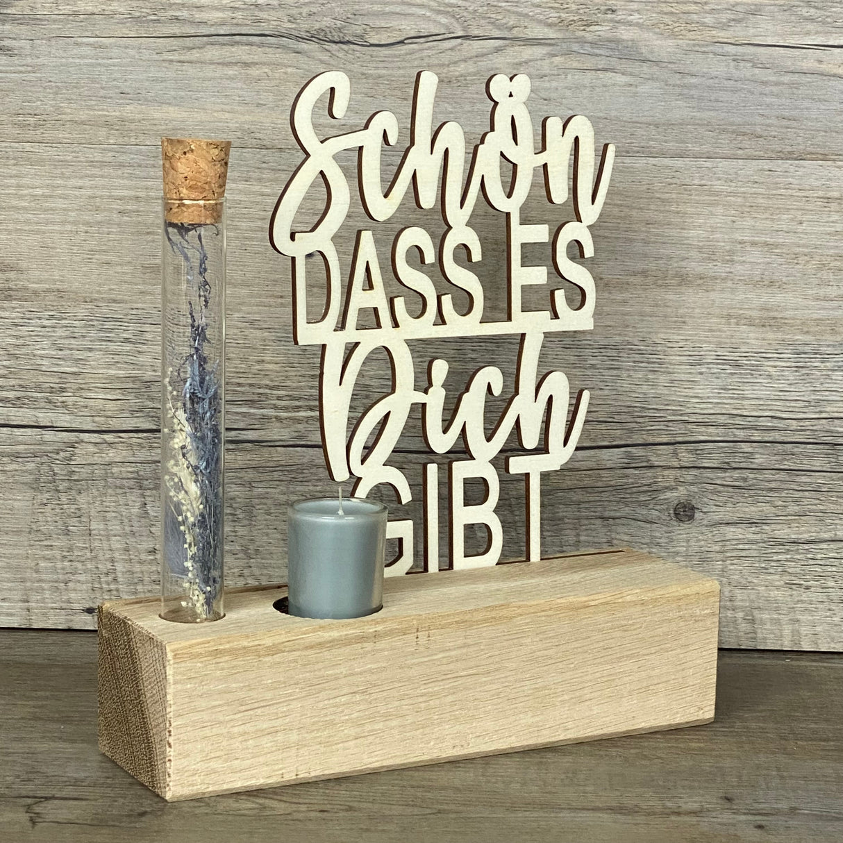 Deko-Aufsteller Deluxe aus Eichenholz mit Schriftzug „Schön, dass es dich gibt“.
Inklusive Reagenzglas mit Trockenblumen und Kerze – in Blau oder Rot erhältlich.
Personalisierbar mit Namen, Daten oder Koordinaten für ein einzigartiges Unikat.
Maße: ca. 20 x 6 x 5 cm, Schriftzug ca. 14 x 18 cm – hochwertig verarbeitet.
Perfektes Geschenk für Freundin, Mama oder Lieblingsmenschen zu Geburtstag, Muttertag oder besonderen Anlässen.