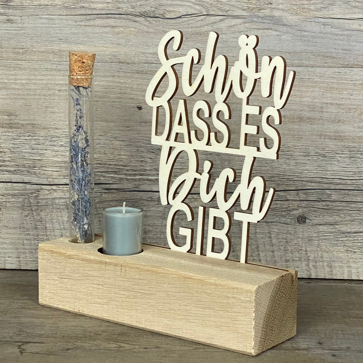 Deko-Aufsteller Deluxe aus Eichenholz mit Schriftzug „Schön, dass es dich gibt“.
Inklusive Reagenzglas mit Trockenblumen und Kerze – in Blau oder Rot erhältlich.
Personalisierbar mit Namen, Daten oder Koordinaten für ein einzigartiges Unikat.
Maße: ca. 20 x 6 x 5 cm, Schriftzug ca. 14 x 18 cm – hochwertig verarbeitet.
Perfektes Geschenk für Freundin, Mama oder Lieblingsmenschen zu Geburtstag, Muttertag oder besonderen Anlässen.