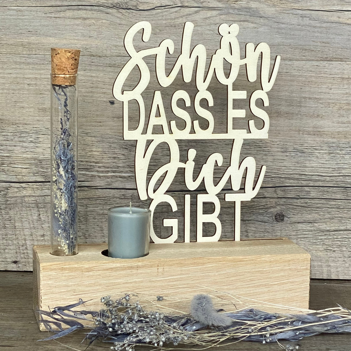 Deko-Aufsteller Deluxe aus Eichenholz mit Pappelholz-Schriftzug.
Reagenzglas mit Trockenblumen und Kerze sorgt für stilvolle Dekoration.
Personalisierbar mit Namen, Daten oder Koordinaten – individuell und einzigartig.
Geschenkverpackung: ca. 25 x 20 x 7 cm – handgefertigt und dekorativ.
Ideal als liebevolles Geschenk für Geburtstag, Muttertag, Ostern oder Weihnachten.