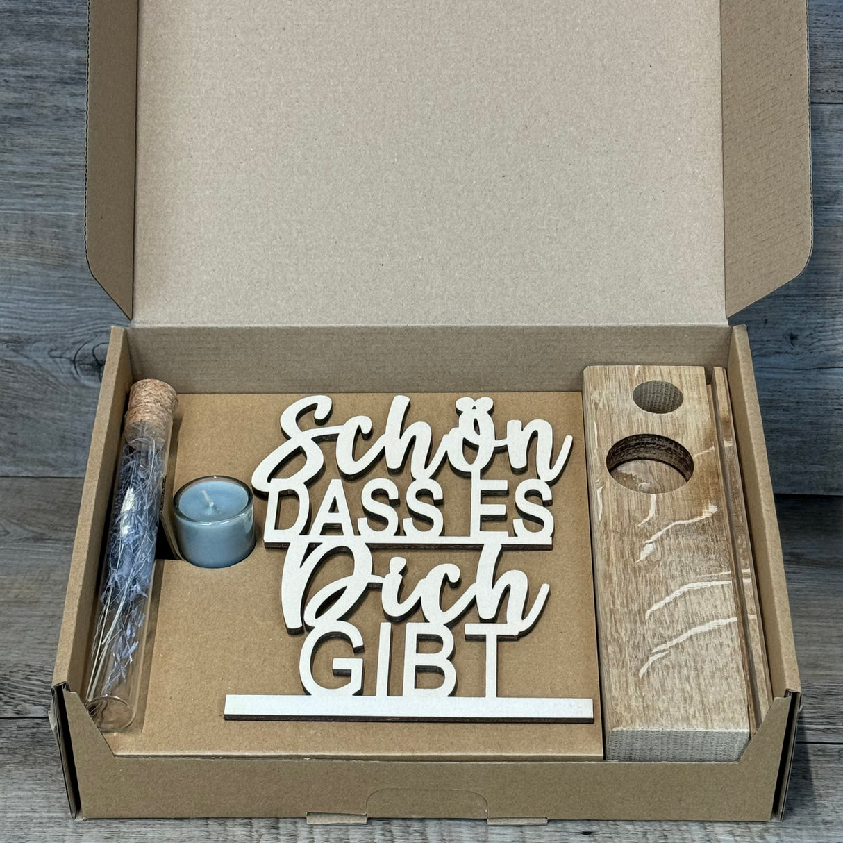 Hochwertiger Deko-Aufsteller Deluxe aus Eichenholz mit Pappelholz-Schriftzug.
Inklusive Reagenzglas mit Trockenblumen (Blau oder Rot) und Kerze.
Maße: ca. 20 x 6 x 5 cm – hochwertig, stabil und dekorativ.
Personalisierbar für ein individuelles Geschenk mit Namen oder Daten.
Ein stilvolles Geschenk für Lieblingsmenschen, Freundin oder Mama zu jedem Anlass.