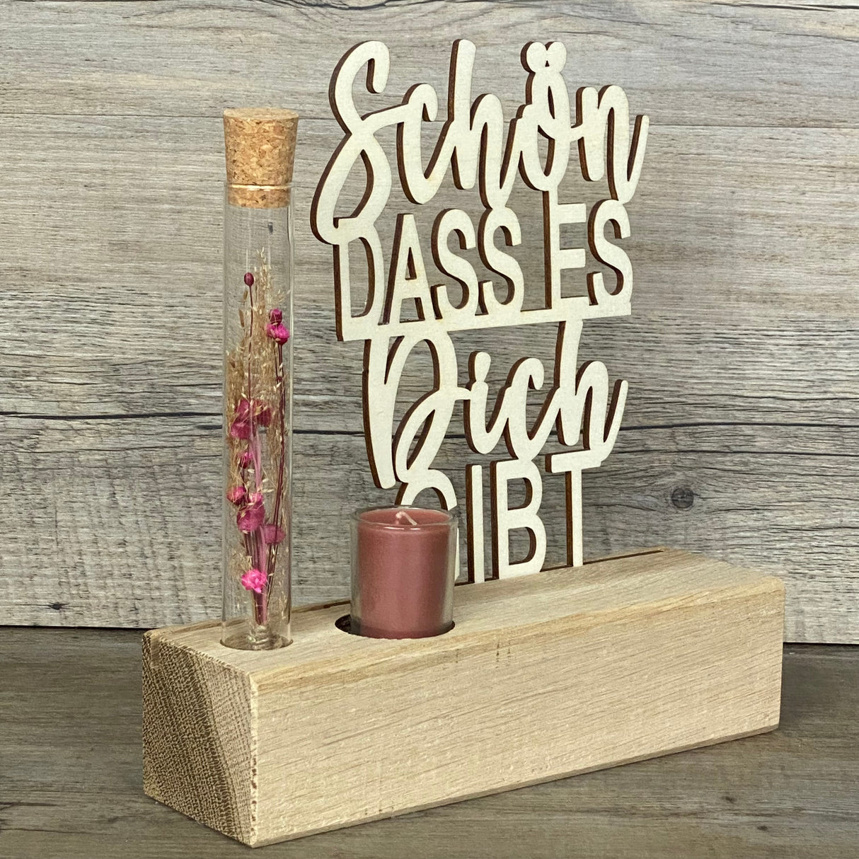 Deko-Aufsteller Deluxe aus Eichenholz mit Pappelholz-Schriftzug.
Reagenzglas mit Trockenblumen und Kerze sorgt für stilvolle Dekoration.
Personalisierbar mit Namen, Daten oder Koordinaten – individuell und einzigartig.
Geschenkverpackung: ca. 25 x 20 x 7 cm – handgefertigt und dekorativ.
Ideal als liebevolles Geschenk für Geburtstag, Muttertag, Ostern oder Weihnachten.