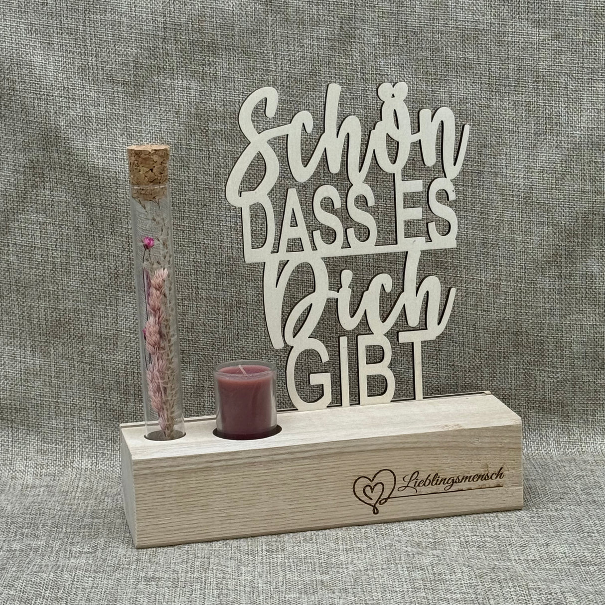 Deko-Aufsteller Deluxe aus Eichenholz mit Pappelholz-Schriftzug.
Reagenzglas mit Trockenblumen und Kerze sorgt für stilvolle Dekoration.
Personalisierbar mit Namen, Daten oder Koordinaten – individuell und einzigartig.
Geschenkverpackung: ca. 25 x 20 x 7 cm – handgefertigt und dekorativ.
Ideal als liebevolles Geschenk für Geburtstag, Muttertag, Ostern oder Weihnachten.