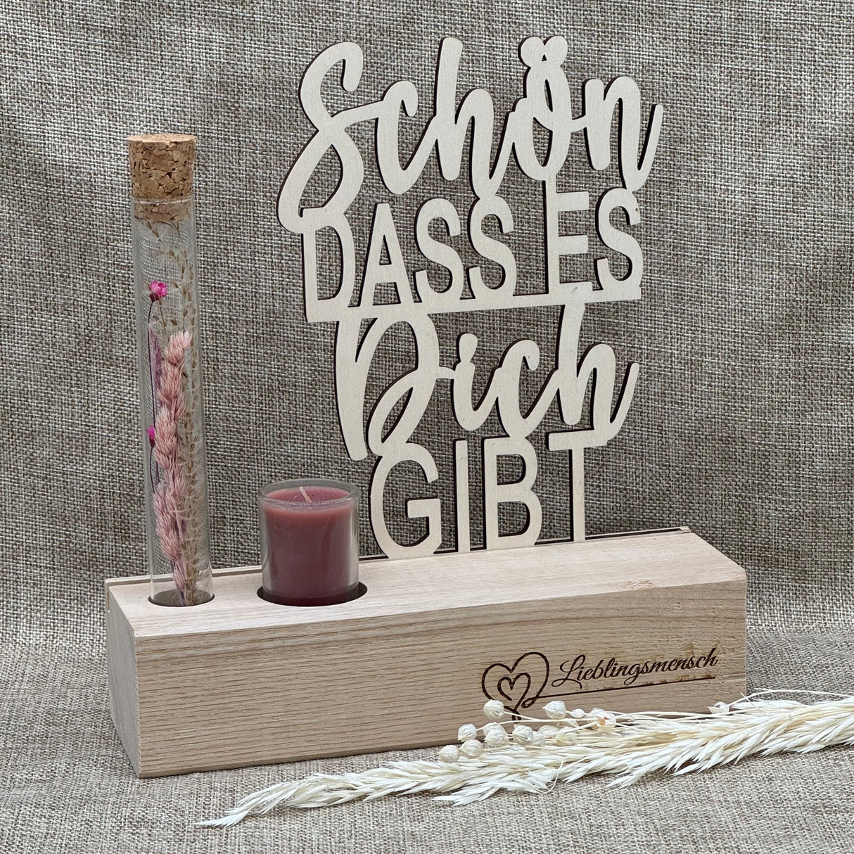 Deko-Aufsteller Deluxe aus Eichenholz mit Schriftzug „Schön, dass es dich gibt“.
Inklusive Reagenzglas mit Trockenblumen und Kerze – in Blau oder Rot erhältlich.
Personalisierbar mit Namen, Daten oder Koordinaten für ein einzigartiges Unikat.
Maße: ca. 20 x 6 x 5 cm, Schriftzug ca. 14 x 18 cm – hochwertig verarbeitet.
Perfektes Geschenk für Freundin, Mama oder Lieblingsmenschen zu Geburtstag, Muttertag oder besonderen Anlässen.