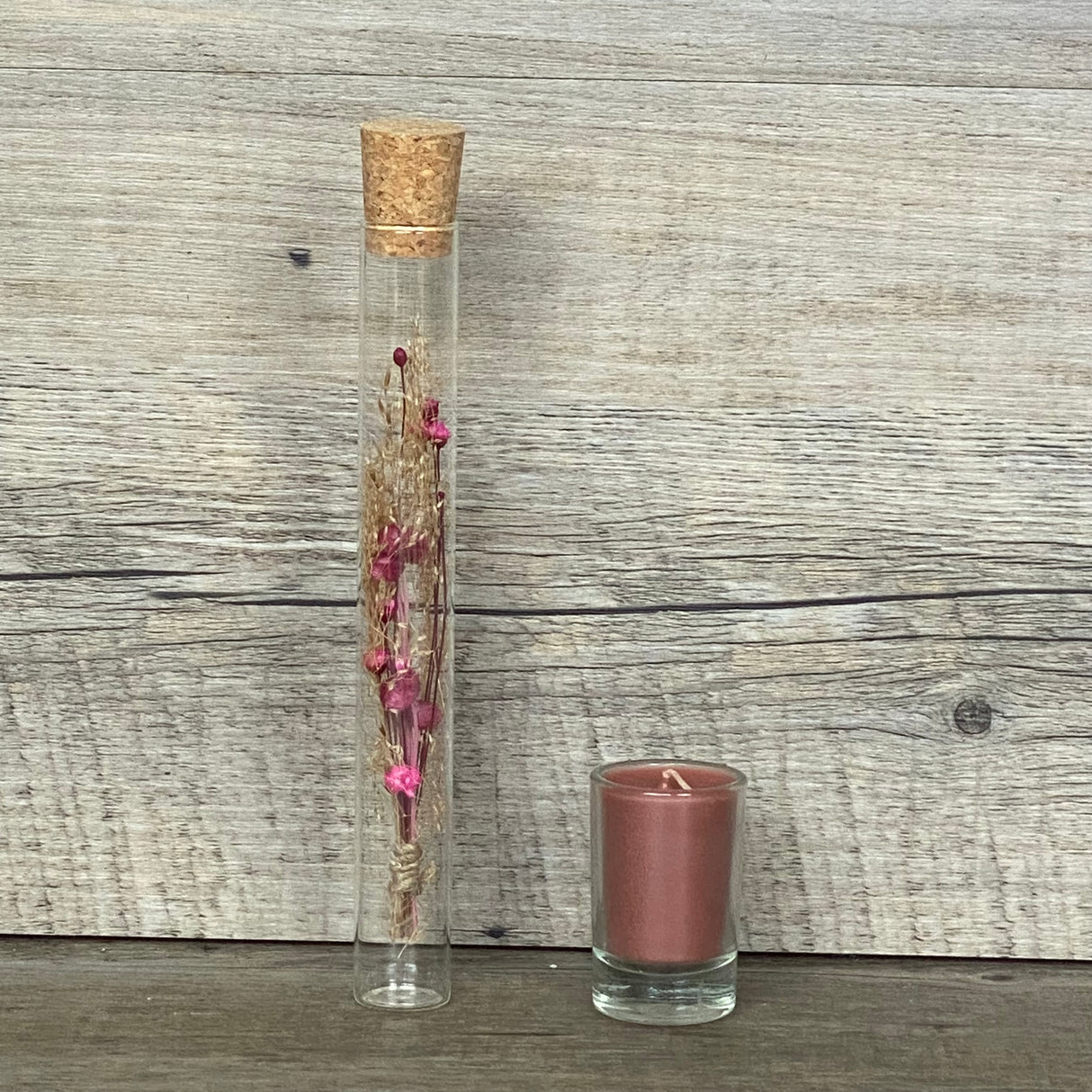 Deko-Aufsteller Deluxe aus Eichenholz mit Pappelholz-Schriftzug.
Reagenzglas mit Trockenblumen und Kerze sorgt für stilvolle Dekoration.
Personalisierbar mit Namen, Daten oder Koordinaten – individuell und einzigartig.
Geschenkverpackung: ca. 25 x 20 x 7 cm – handgefertigt und dekorativ.
Ideal als liebevolles Geschenk für Geburtstag, Muttertag, Ostern oder Weihnachten.