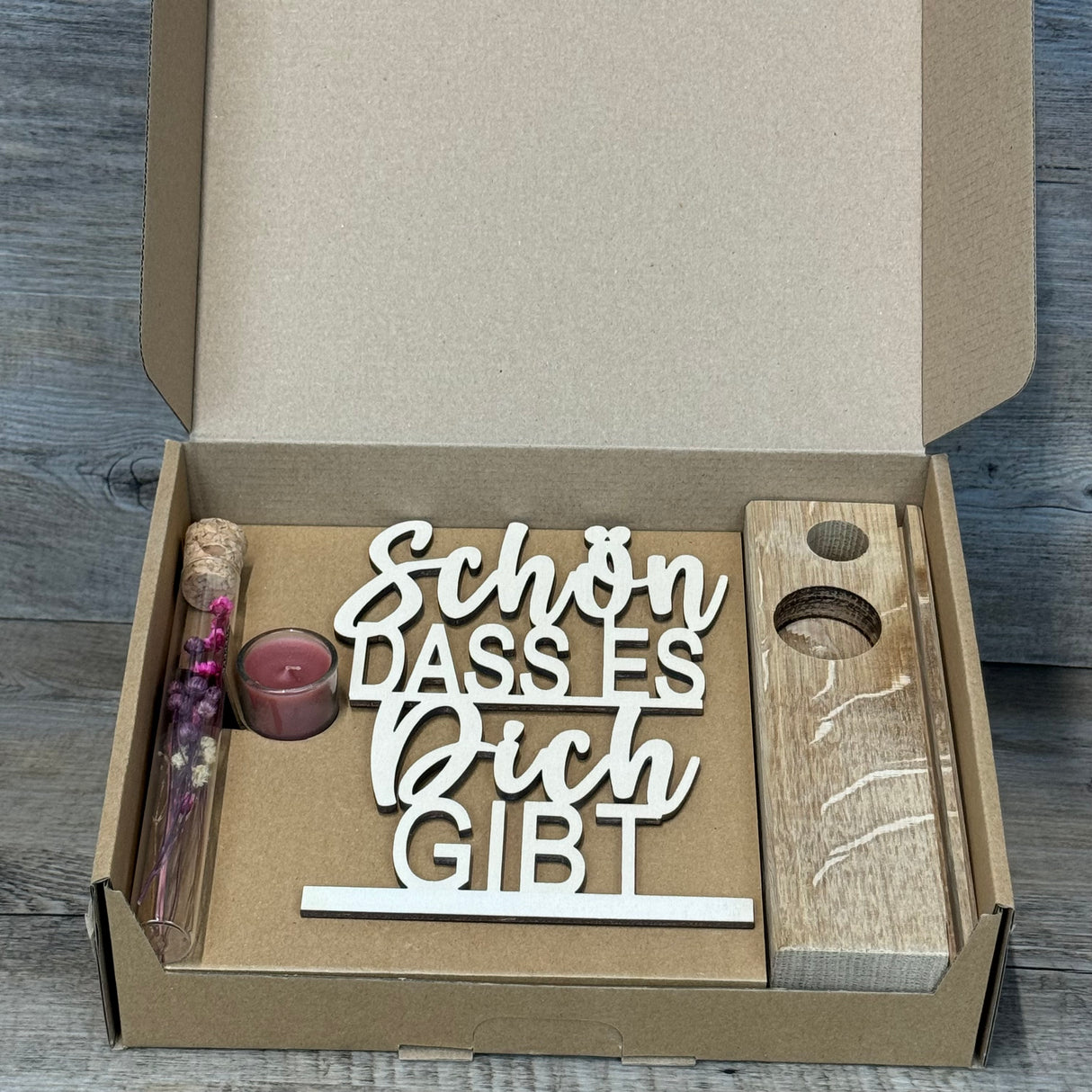 Hochwertiger Deko-Aufsteller Deluxe aus Eichenholz mit Pappelholz-Schriftzug.
Inklusive Reagenzglas mit Trockenblumen (Blau oder Rot) und Kerze.
Maße: ca. 20 x 6 x 5 cm – hochwertig, stabil und dekorativ.
Personalisierbar für ein individuelles Geschenk mit Namen oder Daten.
Ein stilvolles Geschenk für Lieblingsmenschen, Freundin oder Mama zu jedem Anlass.